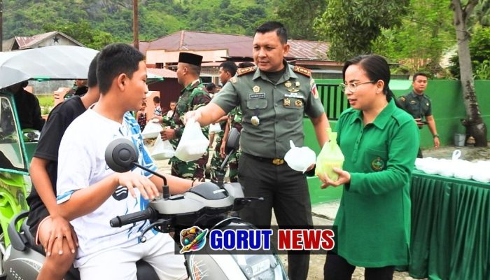 Kodim 1314/Gorut Gelar Pembagian Takjil di Desa Titidu