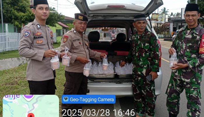 Kebersamaan TNI-Polri dalam Berbagi Takjil untuk Masyarakat