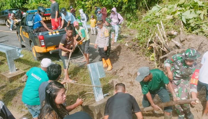 Sinergi Koramil-Polsek Sumalata dan Warga Tangani Tanah Longsor di Desa Kasia