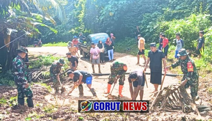 Anggota Koramil 1314-02/Atinggola Bersama Warga Bersihkan Material Longsor Secara Manual