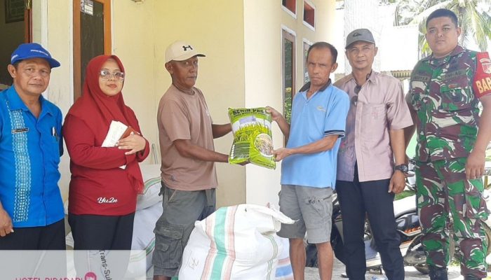 Babinsa Koramil 1314-01/Kwandang Dampingi Penyerahan Bantuan Bibit Padi di Desa Cisadane