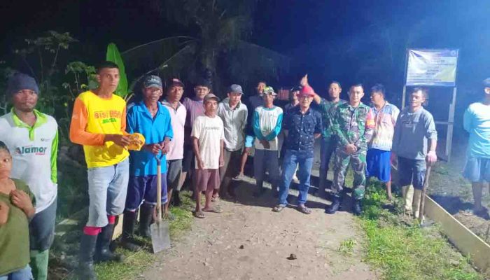 Serma Andri Turut Serta Bantu Pengecoran Jalan di Iloheluma