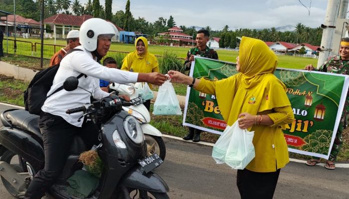 Persit KCK Ranting 7 Berbagi Berkah Ramadan Melalui Pembagian Takjil