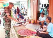 Babinsa Lakukan Pengecekan Harga Sembako Di Pasar Gentuma