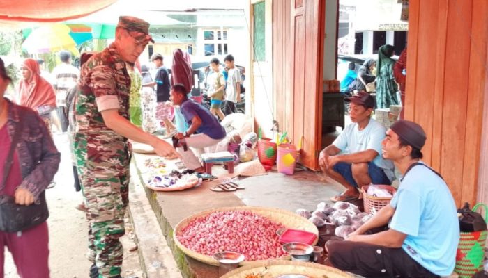 Babinsa Lakukan Pengecekan Harga Sembako Di Pasar Gentuma
