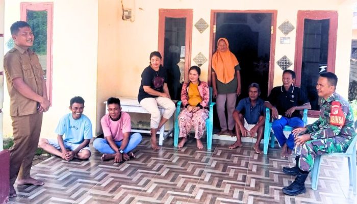 Babinsa Koramil 1314-01 Kwandang Gelar Komsos dengan Aparat Desa dan Tokoh Adat Tolitehuyu