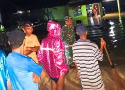 Banjir Rendam Dua Desa di Monano, Babinsa Sigap Bantu Warga dan Atur Lalu Lintas