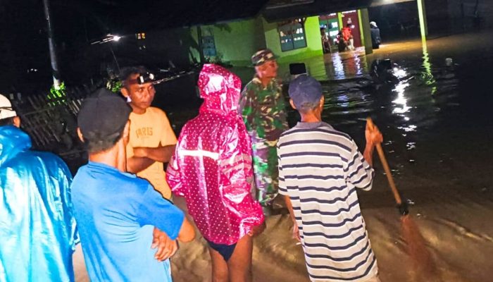 Banjir Rendam Dua Desa di Monano, Babinsa Sigap Bantu Warga dan Atur Lalu Lintas