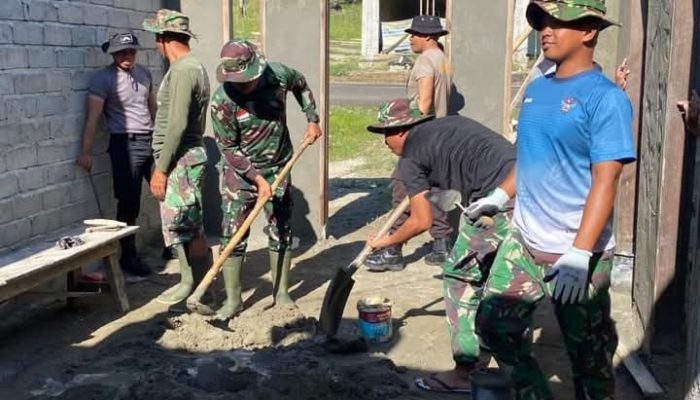 Satgas TMMD Bersama Warga Ombulodata Bangun Rumah Layak Huni