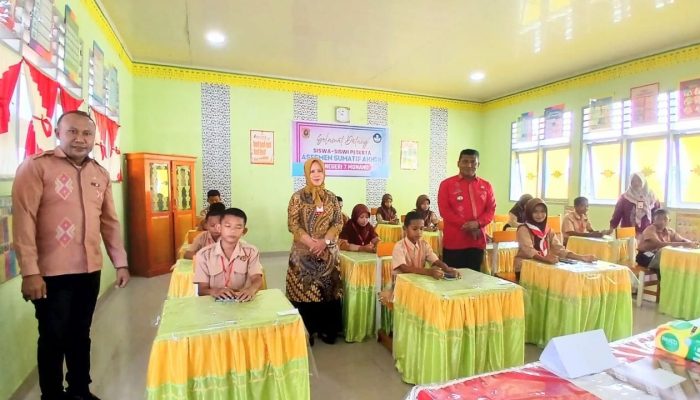 Camat Monano Pantau Hari Terakhir ASAJ di SDN 7 Monano, Ujian Berbasis HP Berjalan Lancar