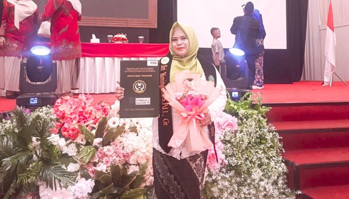 Empat Bulan Menempuh Pendidikan, Guru PAI SDN 4 Anggrek Resmi Menyandang Gelar Guru Profesional