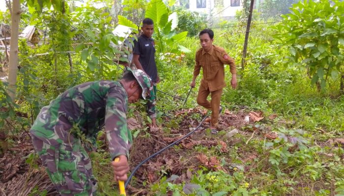 Satgas TMMD Pasang Pipa Air Bersih di Desa Botungobungo, Dipimpin Serma Ismail Hasan