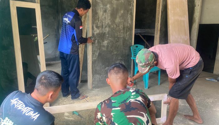 Satgas TMMD ke-124 Kodim 1314/Gorut Tuntaskan Tahap Pemasangan Pintu Rumah Rustam Didipu