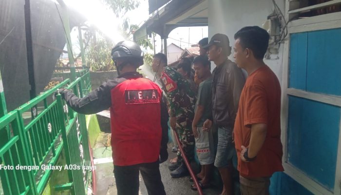Babinsa Sigap Bantu Padamkan Kebakaran Rumah Warga di Kelurahan Dembe I