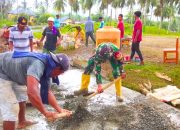 Babinsa Kwandang Bersama Warga Gotong Royong Cor Jalan Masuk SMP 2 Tomilito