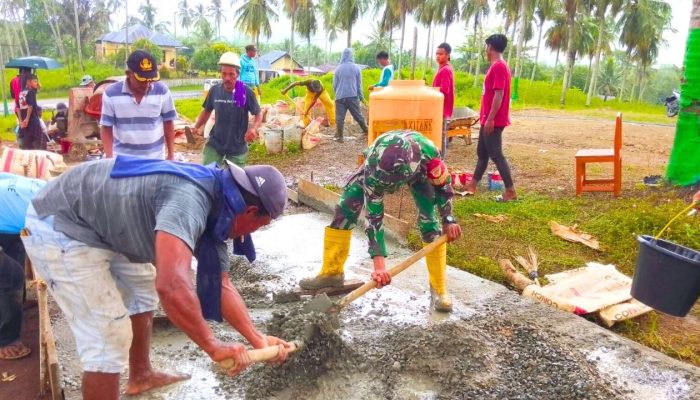 Babinsa Kwandang Bersama Warga Gotong Royong Cor Jalan Masuk SMP 2 Tomilito