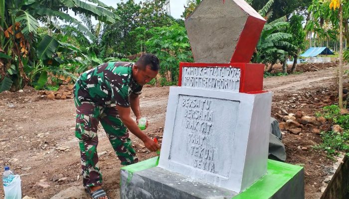 Babinsa Koramil 1314-01/Kwandang Cat Tugu TMMD di Desa Ombulodata