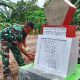 Babinsa Kopda Jefri Samana dan Pratu Muhyidin tampak fokus mengecat tugu TMMD, bagian dari program pembangunan di Desa Ombulodata