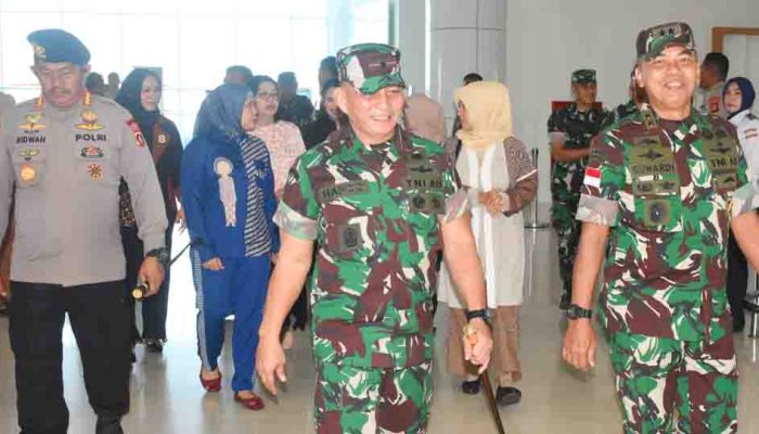 Pangdam XIII/Merdeka Disambut Danrem 133/NW di Bandara Djalaluddin Gorontalo