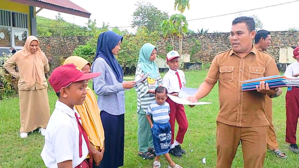 Tangis Haru Warnai Pengumuman Kelulusan Siswa SDN 16 Anggrek