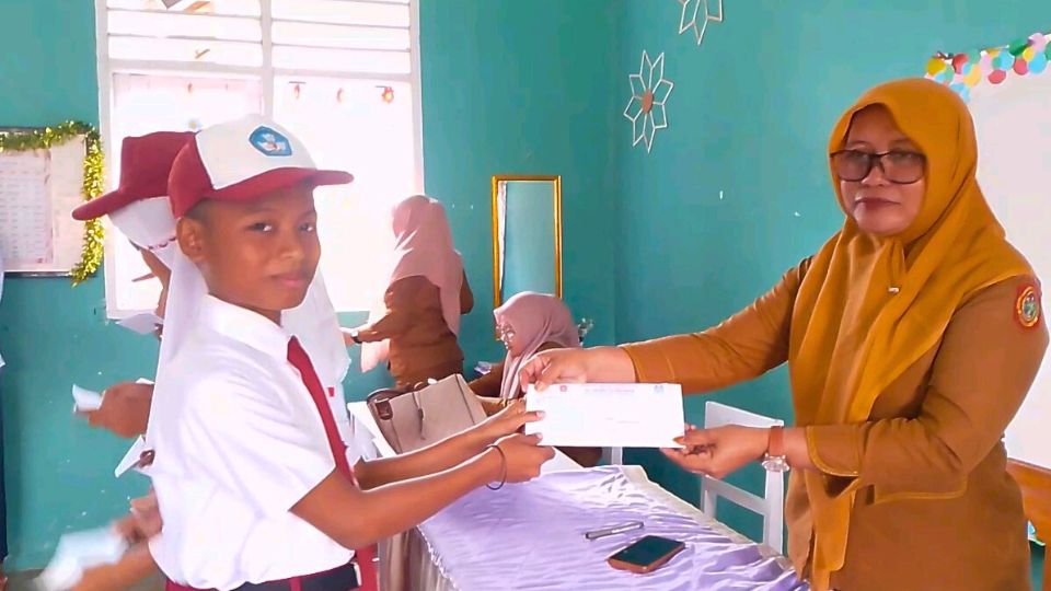 Tangis Haru Warnai Pengumuman Kelulusan Siswa SDN 16 Anggrek