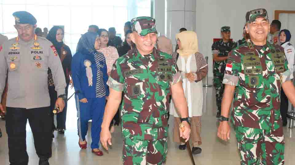 Komandan Korem (Danrem) 133/Nani Wartabone Brigjen TNI Hardo Toga Parlindungan Sihotang menyambut kedatangan Pangdam XIII/Merdeka Mayjen TNI Suhardi, S.I.P