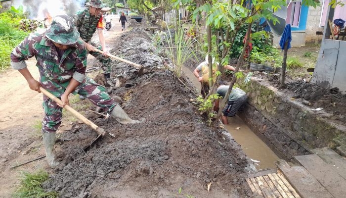 Koramil Atinggola Bersama Warga Desa Imana Gotong Royong Bersihkan Saluran Air