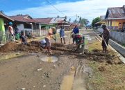 Warga dan Babinsa Gotong Royong Bangun Saluran Air di Pasar Bulontio Barat