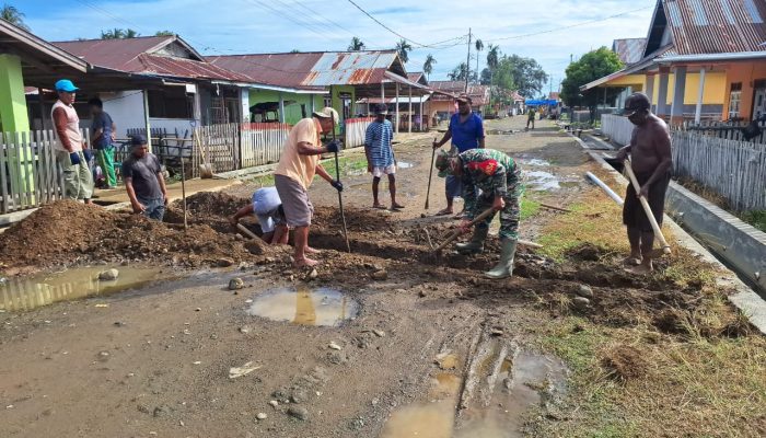 Warga dan Babinsa Gotong Royong Bangun Saluran Air di Pasar Bulontio Barat