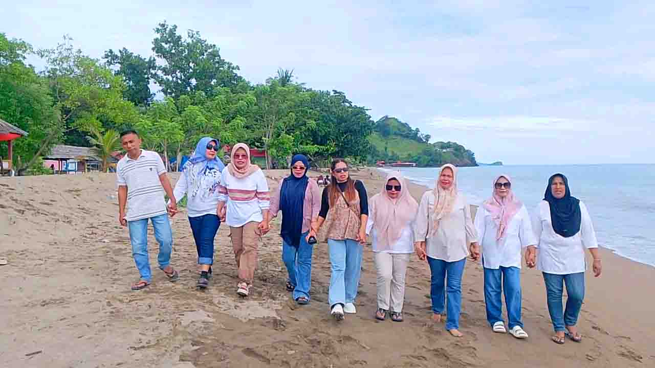 Pantai Minanga bersama Keluarga Sri Yolanda Luawo dan Dolpin Lamaji