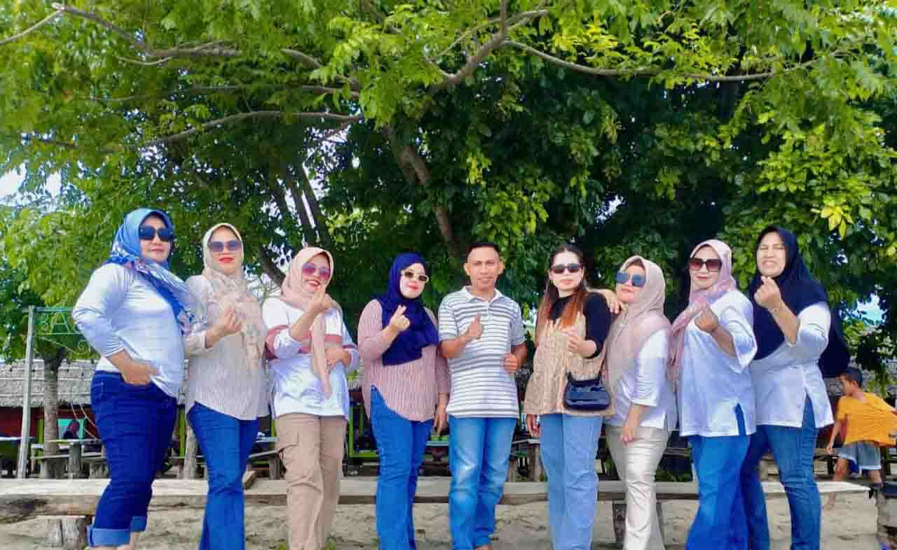 Pantai Minanga bersama Keluarga Sri Yolanda Luawo dan Dolpin Lamaji