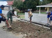 Sertu Parman Bersama Warga Timbun Bahu Jalan Depan Masjid An-Nur Bulontio Timur
