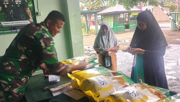 TNI Bersama Bulog Gelar Penjualan Beras Murah di Depan Koramil Atinggola