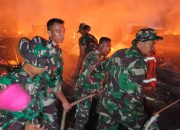 Kesigapan Prajurit Yonif 713/ST Bantu Jinakkan Amukan Api di Kotamobagu