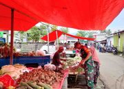 Babinsa Serma Mody Hardi Mewengkang Lakukan Pengecekan Harga Sembako di Pasar Gentuma