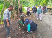 Babinsa Koramil Kwandang Turut Serta Bersama Warga dalam Aksi Grebek Sampah di Desa Bualemo