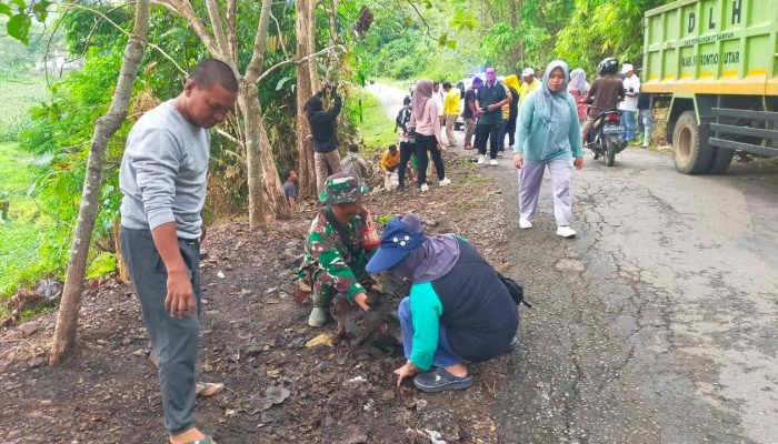 Babinsa Koramil Kwandang Turut Serta Bersama Warga dalam Aksi Grebek Sampah di Desa Bualemo