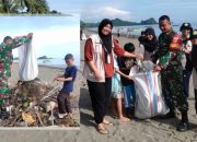 Babinsa Serda Saenal Turut Serta dalam Kerja Bakti Pantai Tolinggula