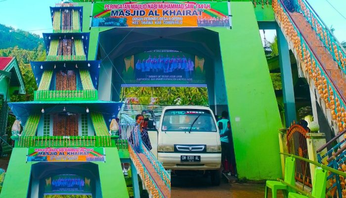 Tolangga Raksasa 24 Meter, Ribuan Kolombengi Hiasi Menara Masjid Al-khairat Dusun Perintis