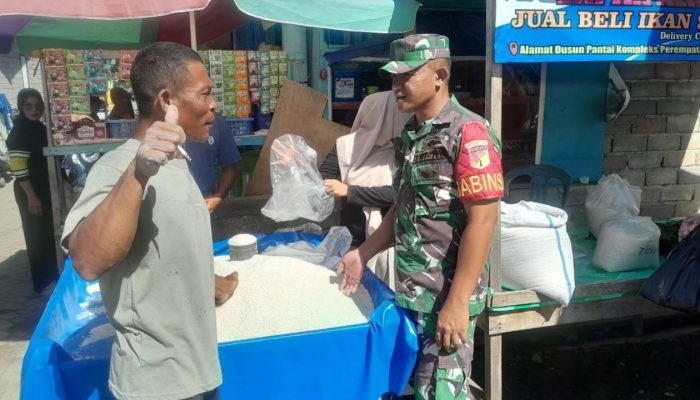 Babinsa Koramil Sumalata Lakukan Pengecekan Harga Sembako di Pasar Minggu Sumalata