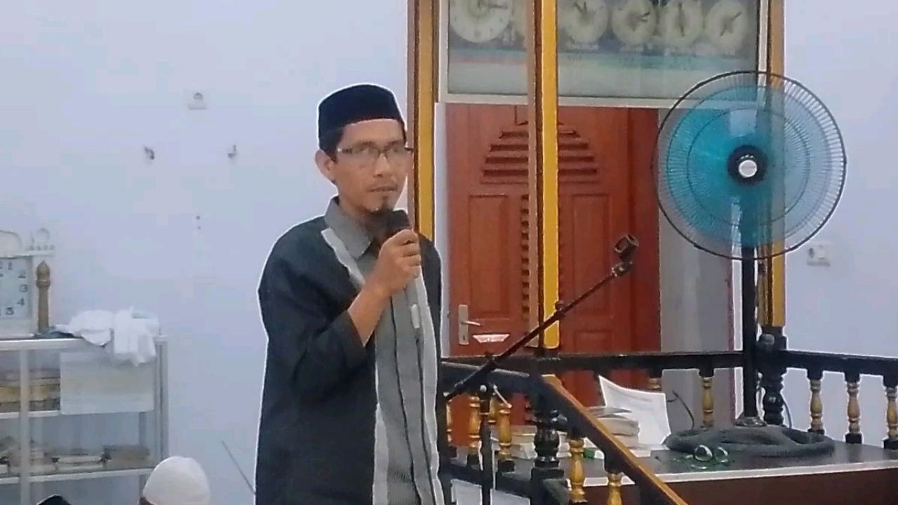 Ketua Takmirul Masjid Al-Istiqlal Desa Botumoputi Muhammad Isnain Umar Saat Membawakan Sambutan 