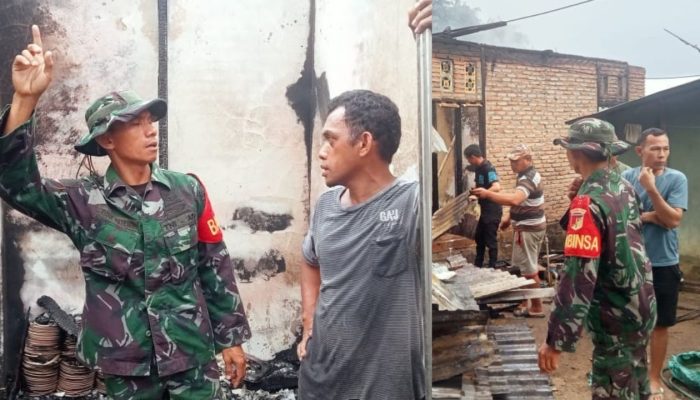 Babinsa Serka Yusuf Patilima Dampingi Warga Korban Kebakaran di Atinggola