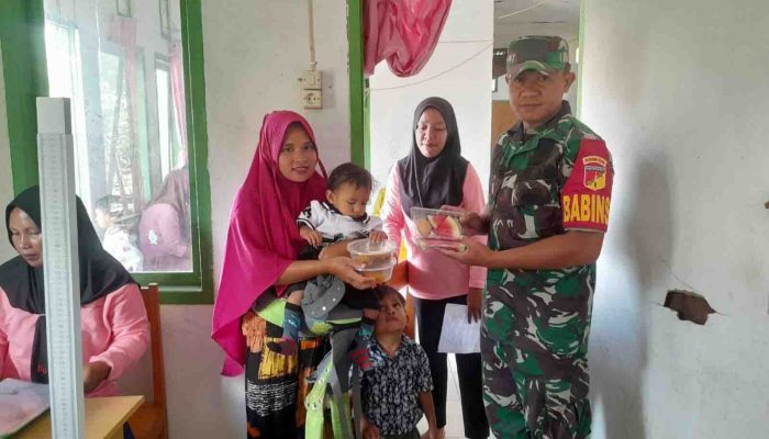Babinsa Koramil Sumalata Dampingi Posyandu Bulanan di Desa Pulohenti
