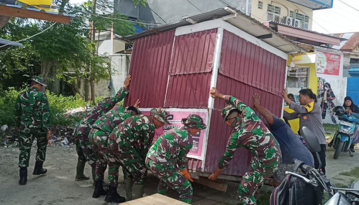 Yonif 713/Satya Tama Gelar Karya Bakti Bersihkan Jalan Padang Tapa