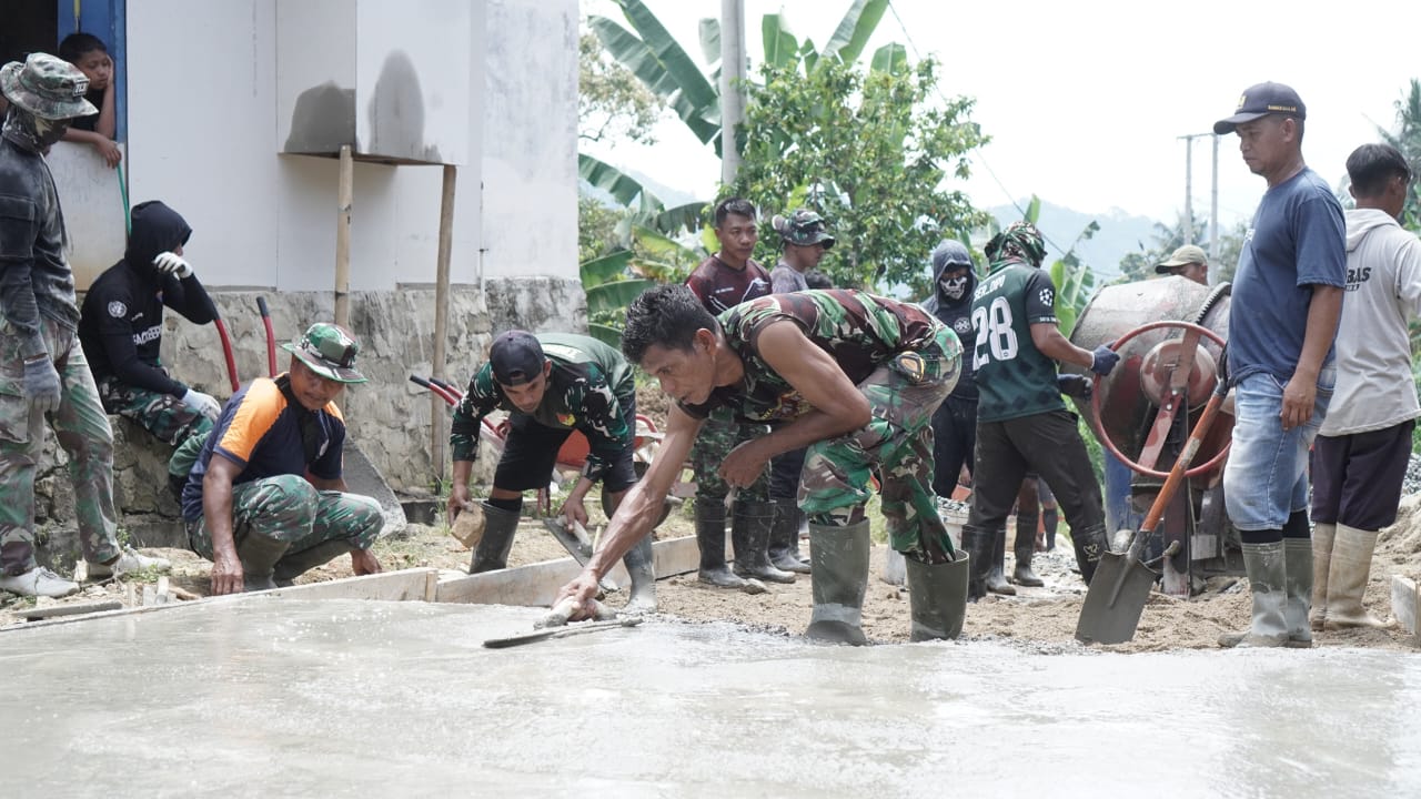 Sinergi TNI dan Warga, Jalan Rabat Beton di Desa Tonala Mulai Terwujud Lewat TMMD 126