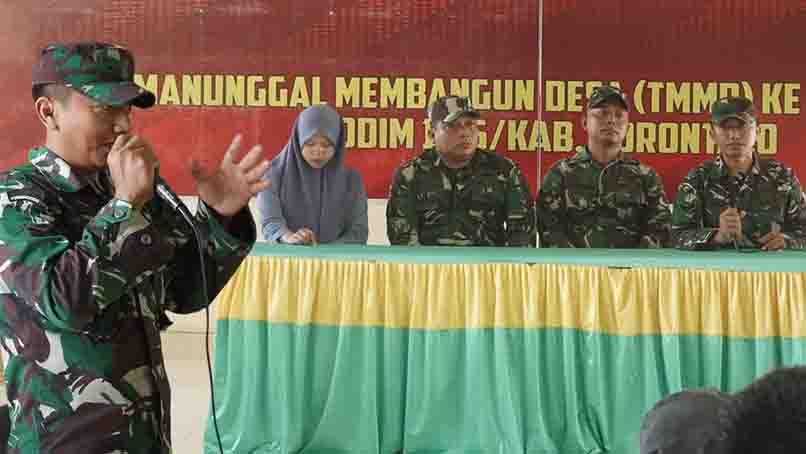 TMMD Ke-126 Tak Hanya Bangun Jalan, Tapi Juga Mental! Babinsa Telaga Biru Latih Warga Tonala Siskamling Mandiri