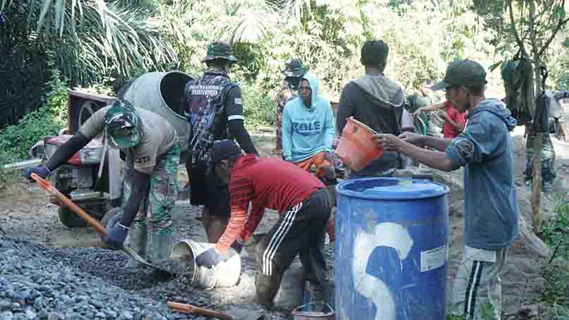 Tak Peduli Libur, Prajurit TMMD Bersama Warga Wujudkan Jalan Rabat Beton Tonala