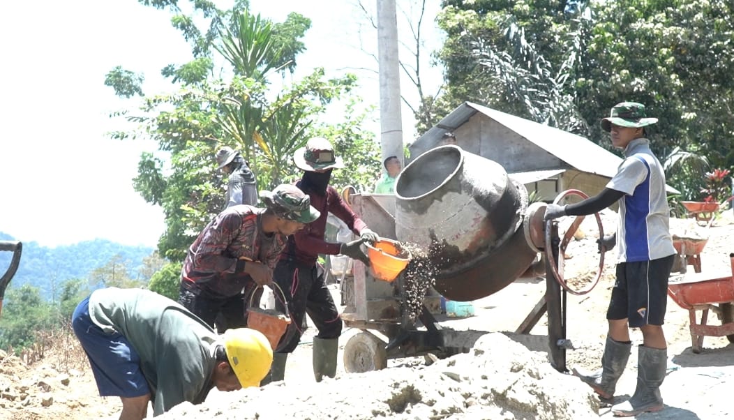 Panas Terik Tak Goyahkan Satgas TMMD Gorontalo! Keringat Jadi Bukti Pengabdian untuk Desa Tonala