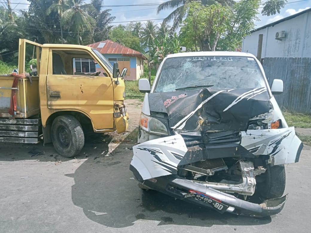 Gran Max Tabrak Truk Parkir di Depan Toko Bangunan, Diduga Sopir dalam Kondisi Mabuk