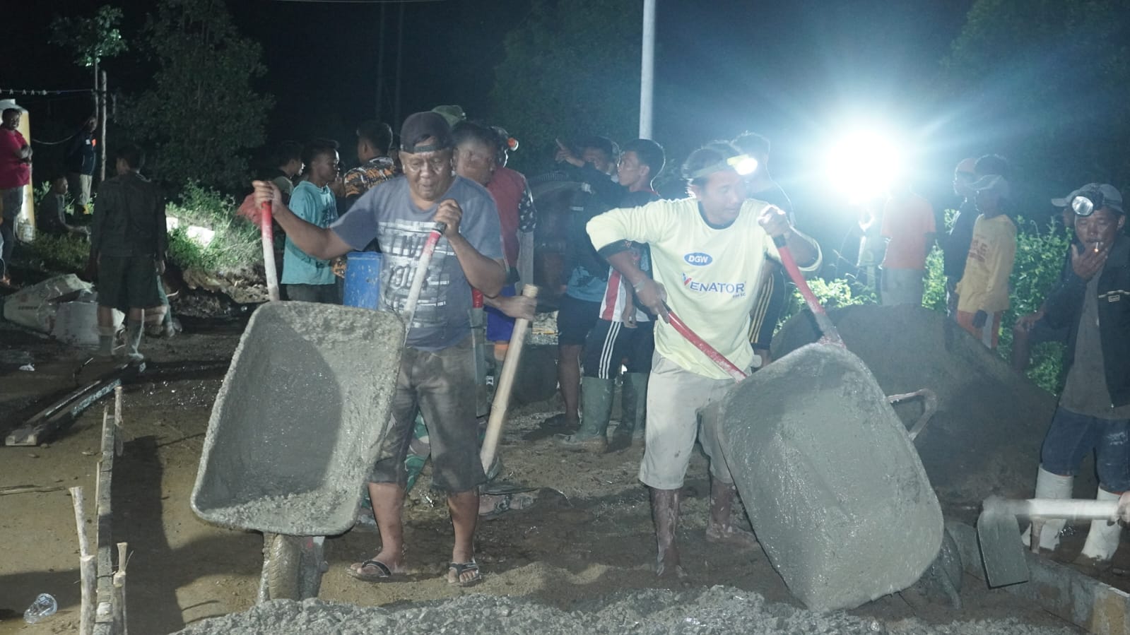 Kepala Desa Tonala Turun Tangan Ikut Ngecor Demi Sukses TMMD